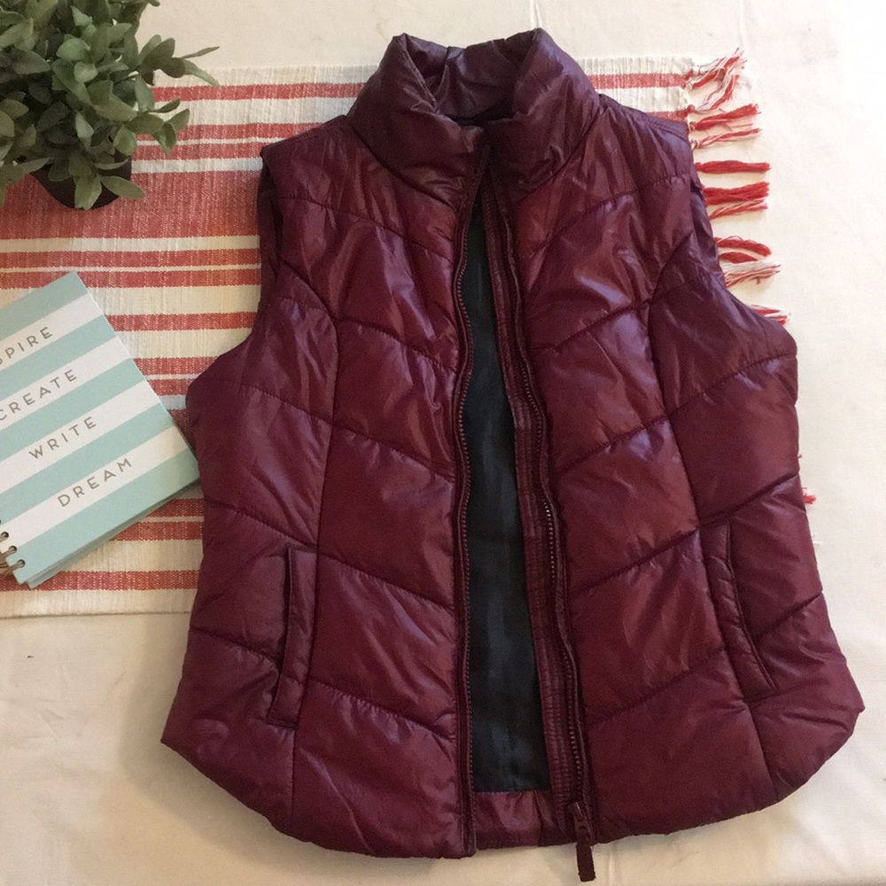 Aeropostale: small: maroon puffer vest